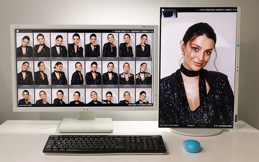 The left monitor displays single photo view and right monitor thumbnails view.